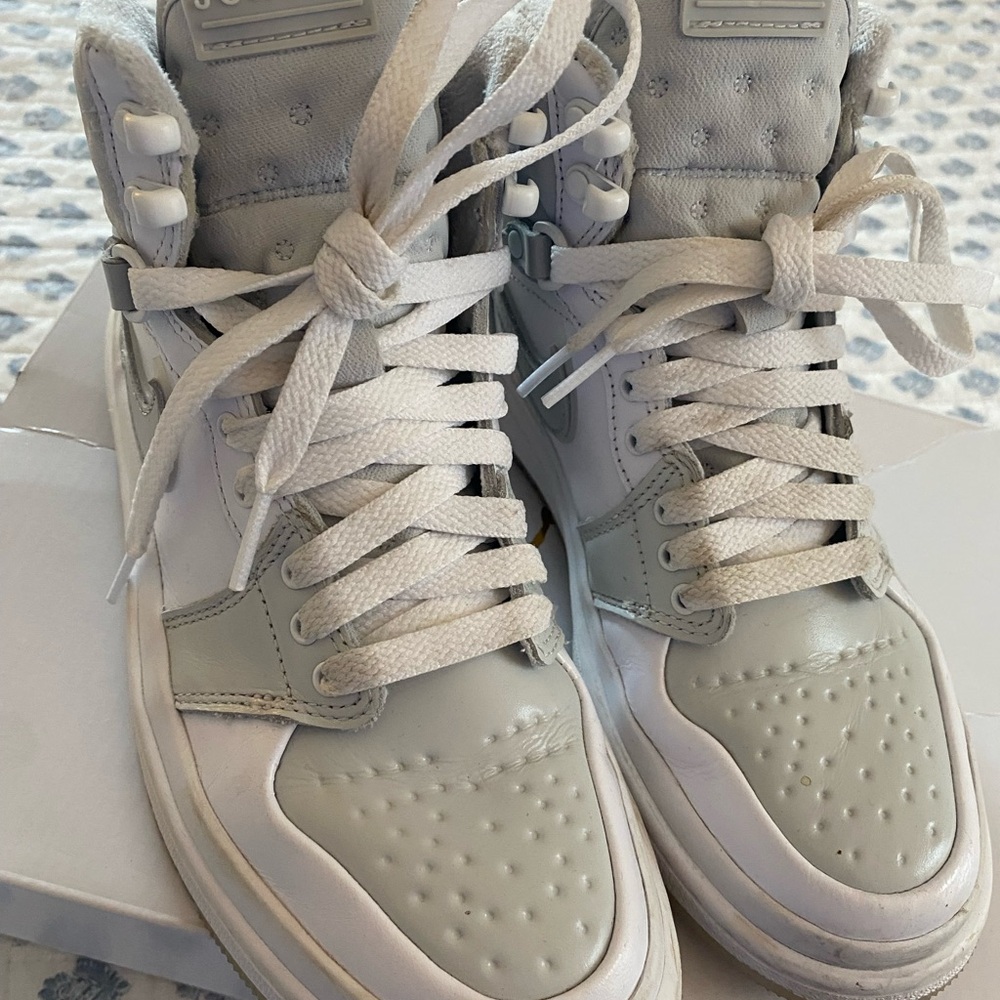 JORDAN 1 Acclimate. Gray and White High-Top Sneakers